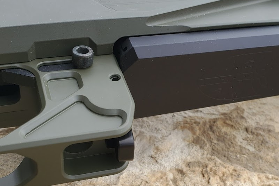 Snag proof magazine latch